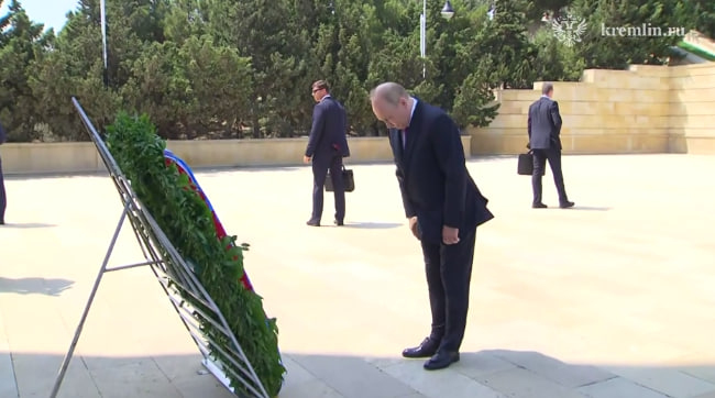 Путин возложил венок к могиле Гейдара Алиева в Баку