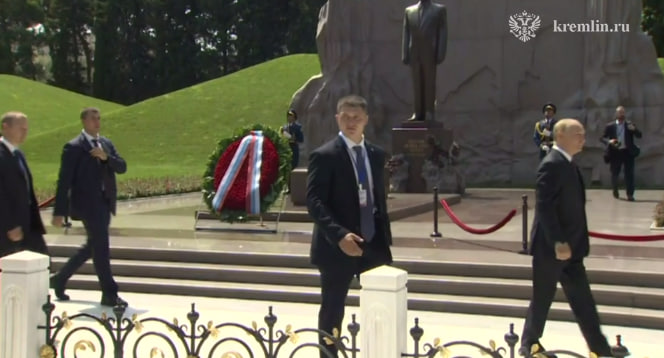 Путин возложил венок к могиле Гейдара Алиева в Баку