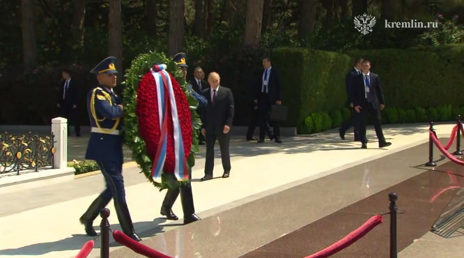 Путин возложил венок к могиле Гейдара Алиева в Баку