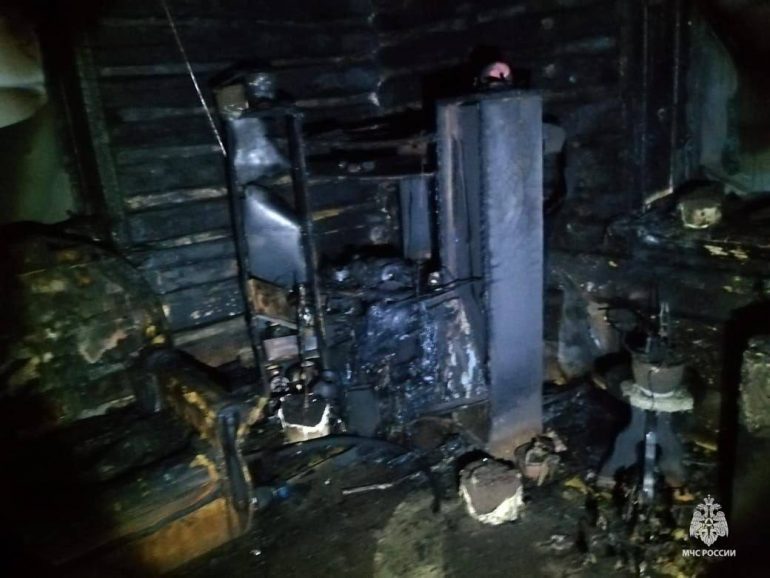 Женщина и ее 4-летний внук погибли при пожаре в частном доме в Башкирии