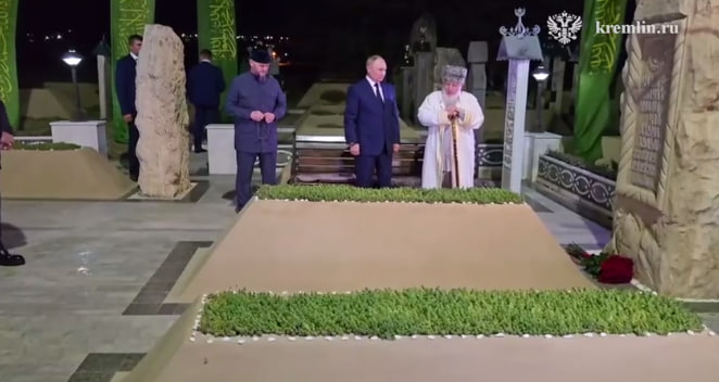 Путин посетил могилу первого президента Чечни Ахмата Кадырова