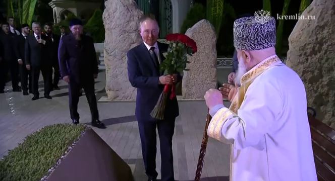 Путин посетил могилу первого президента Чечни Ахмата Кадырова