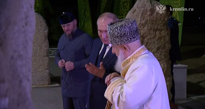 Путин посетил могилу первого президента Чечни Ахмата Кадырова
