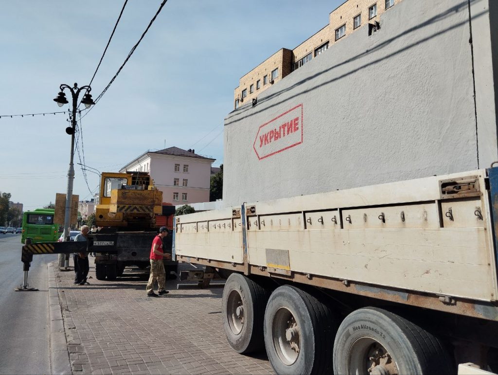 На улицах Курска начинают ставить укрытия из железа и бетона