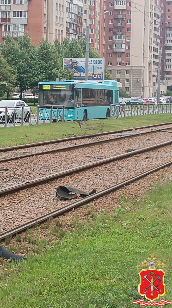 Появились фото с места ДТП на Савушкина с «БМВ» на трамвайных путях