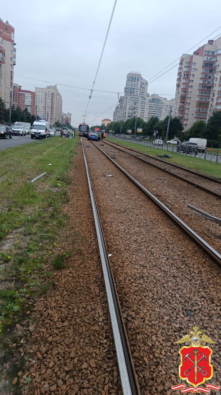 Появились фото с места ДТП на Савушкина с «БМВ» на трамвайных путях