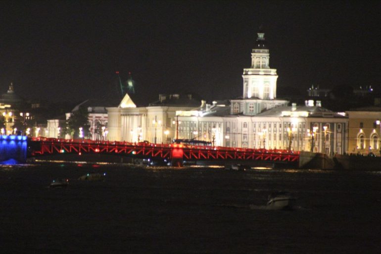 Телебашня, мосты и «Лахта Центр» окрасились в триколор