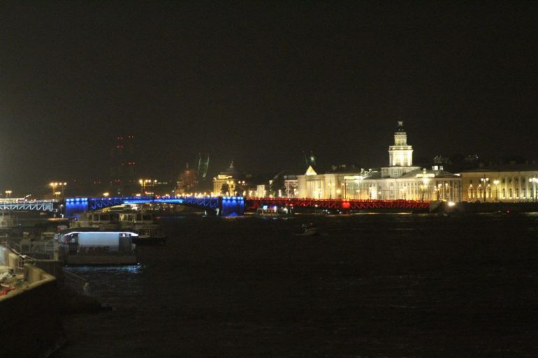 Телебашня, мосты и «Лахта Центр» окрасились в триколор