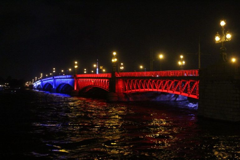 Телебашня, мосты и «Лахта Центр» окрасились в триколор