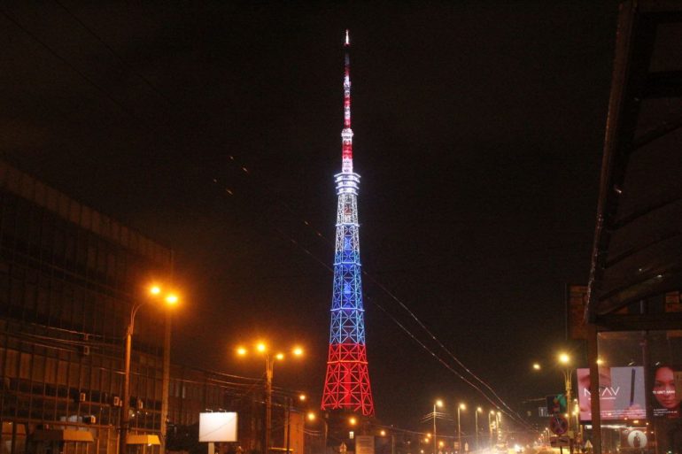 Телебашня, мосты и «Лахта Центр» окрасились в триколор