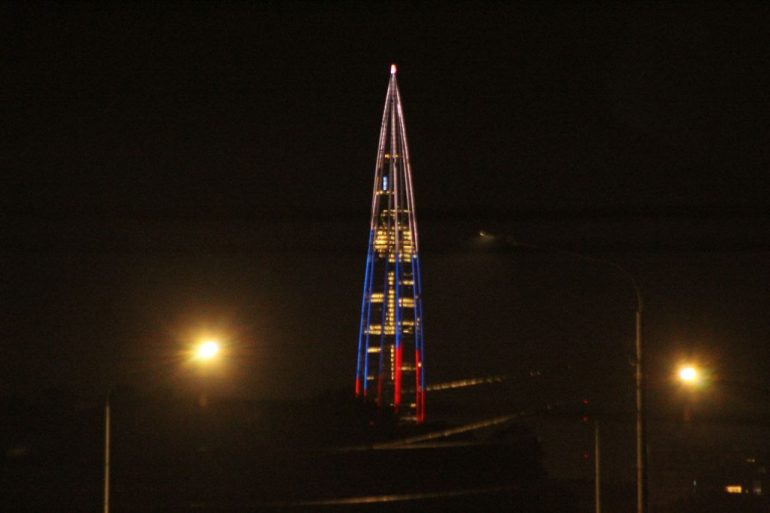 Телебашня, мосты и «Лахта Центр» окрасились в триколор