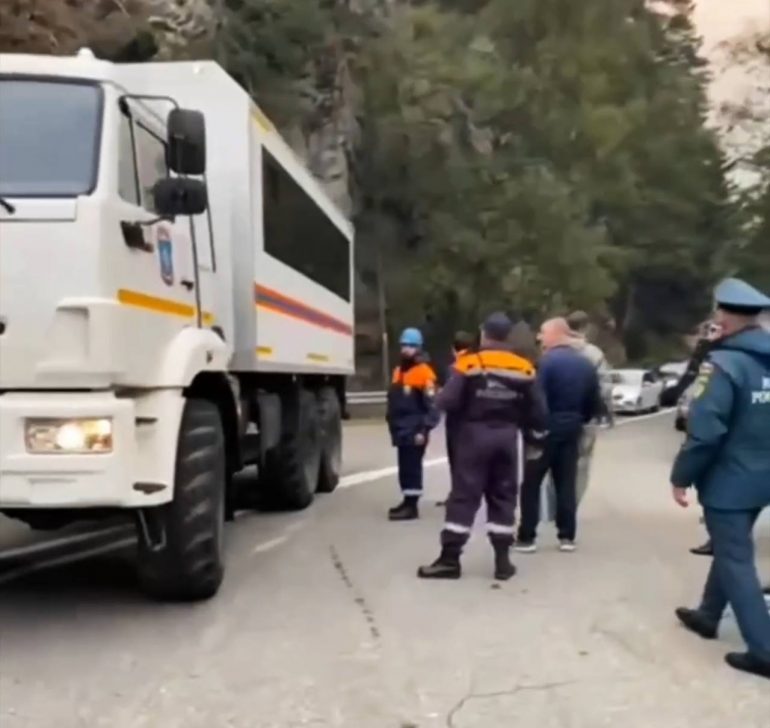 На Домбае из-за сильного пожара эвакуировали 236 человек
