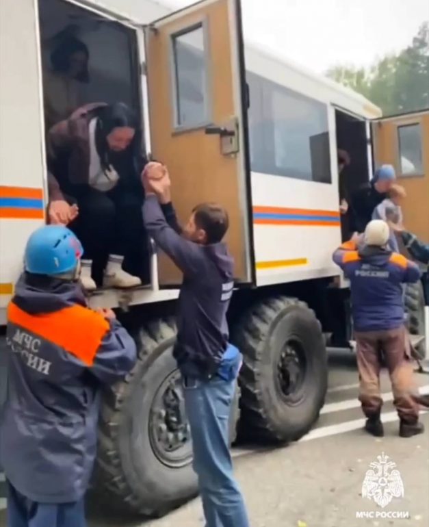 На Домбае из-за сильного пожара эвакуировали 236 человек