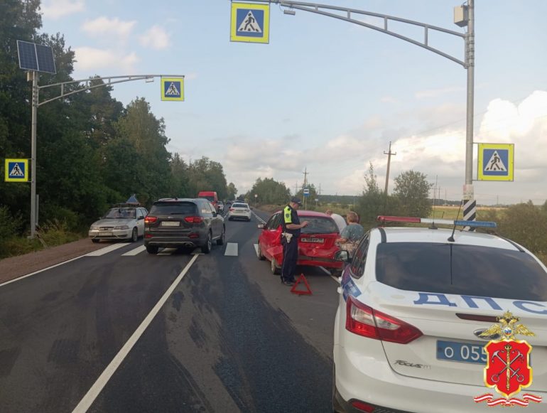 Восьмилетний ребенок пострадал в ДТП с «Рено» и «Шевроле» на трассе под Ломоносовом