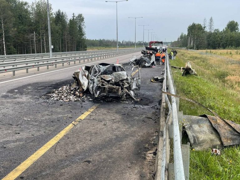 Автодор показал момент ДТП на М-11, где прогремел взрыв