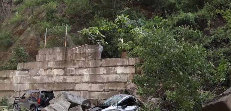 Во Владивостоке подпорная стена обрушилась на припаркованные авто