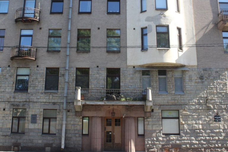 Показываем дверь дома Обольянинова, испытавшую удар ноги безработного