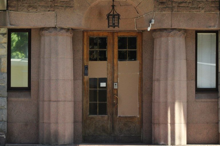 Показываем дверь дома Обольянинова, испытавшую удар ноги безработного