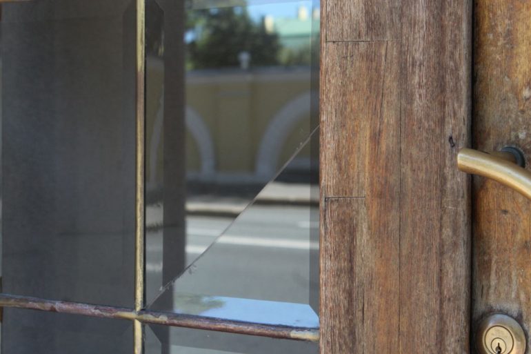 Показываем дверь дома Обольянинова, испытавшую удар ноги безработного