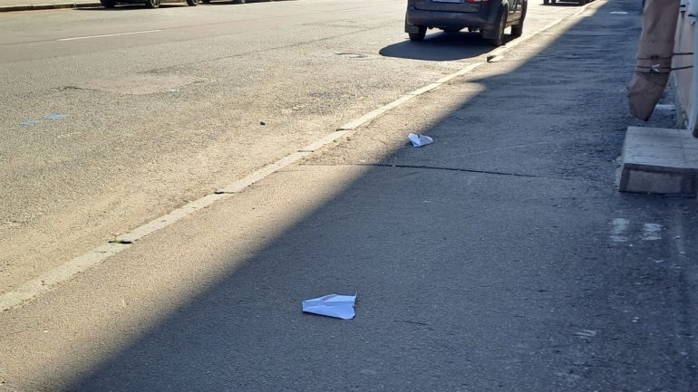 Бумажные самолетики набросали в Апраксином переулке в поддержку Дурова