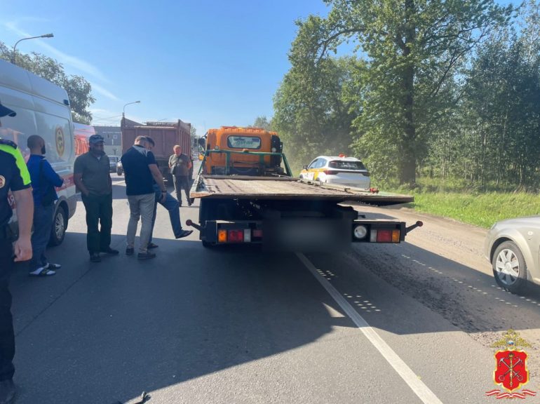 Под Красным Селом байкер погиб в ДТП с эвакуатором