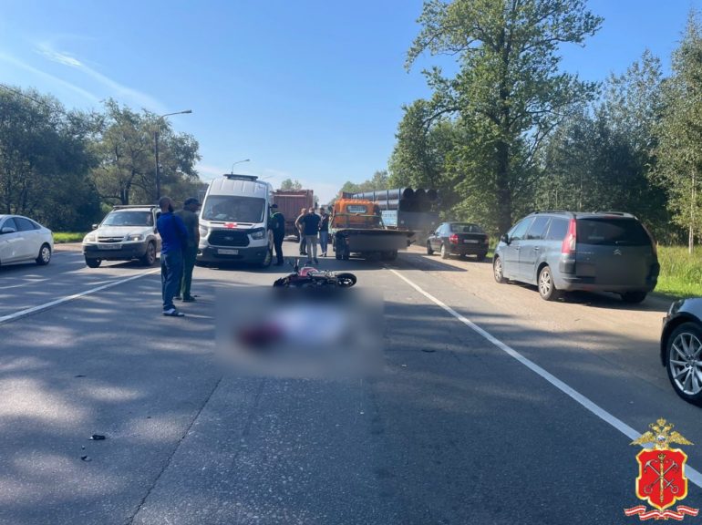 Под Красным Селом байкер погиб в ДТП с эвакуатором