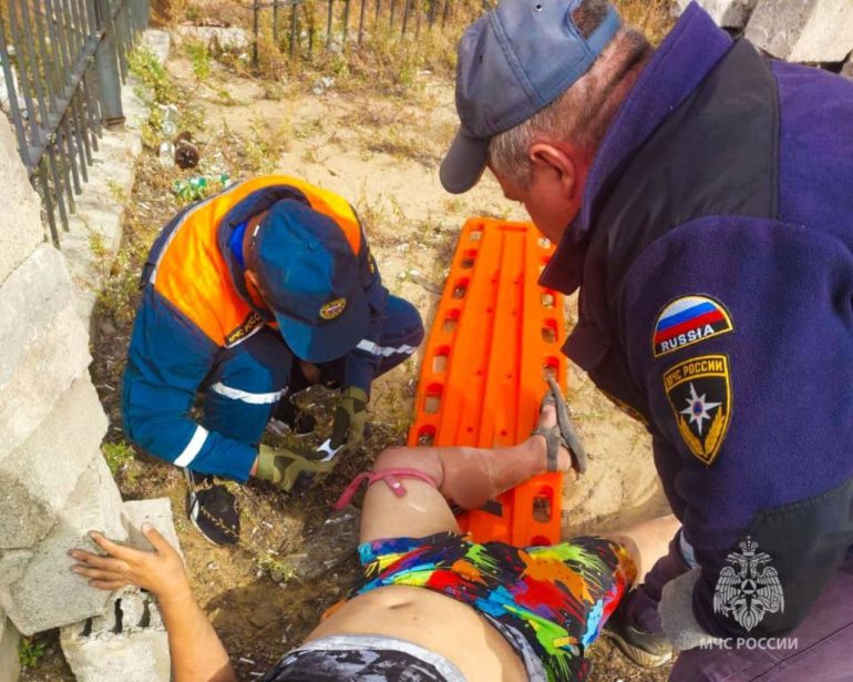 В Якутске мужчина два часа звал на помощь со штырем в ноге