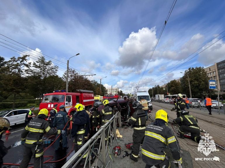 После ДТП на Бухарестской из перевертыша спасатели достали трех пострадавших
