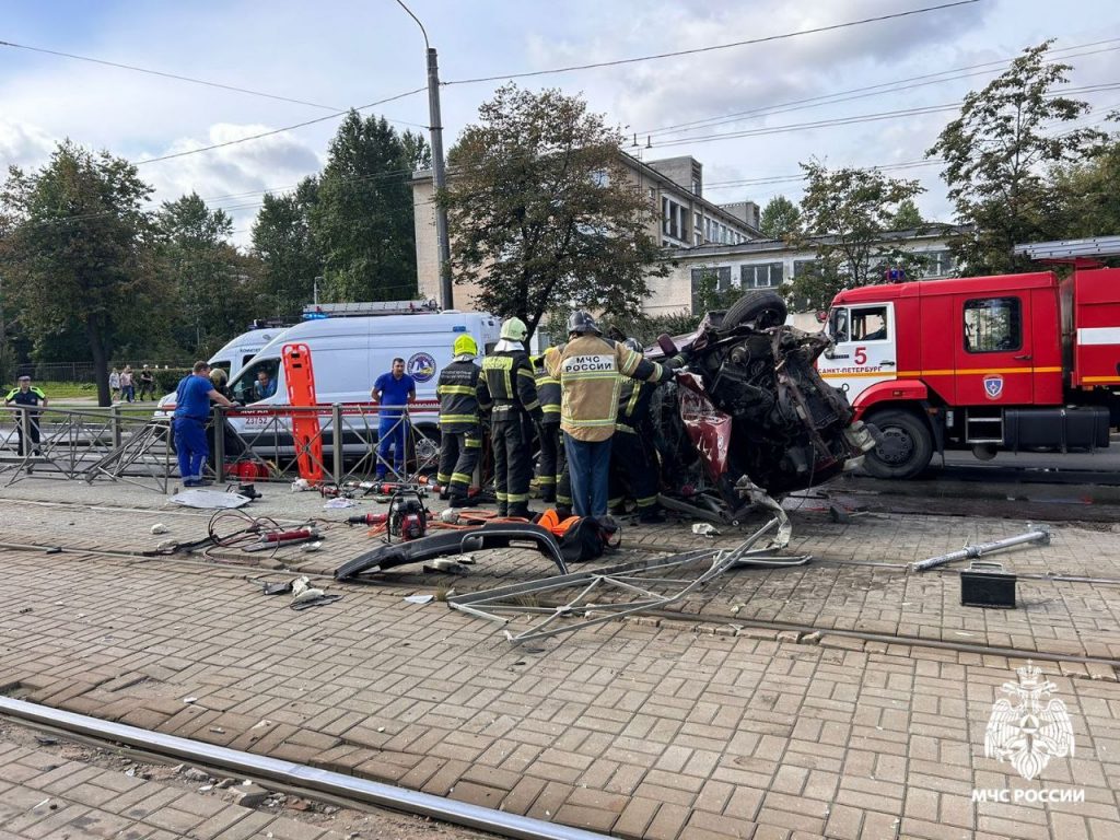 После ДТП на Бухарестской из перевертыша спасатели достали трех пострадавших 