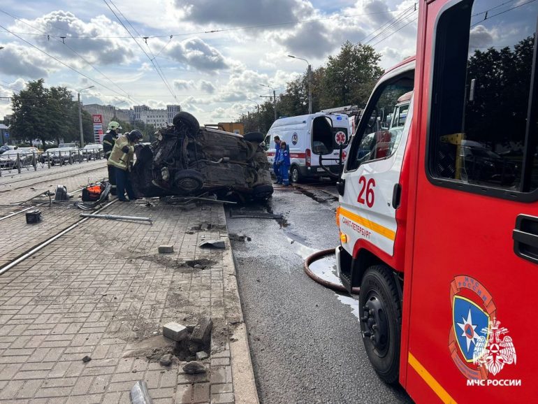 После ДТП на Бухарестской из перевертыша спасатели достали трех пострадавших