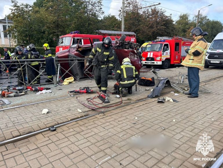 После ДТП на Бухарестской из перевертыша спасатели достали трех пострадавших