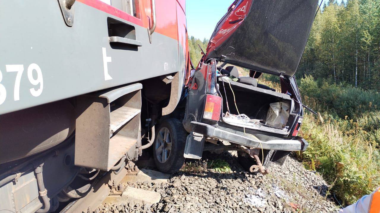 Поезд «Орлан» в Сортавалу разорвал на переезде «Ниву»