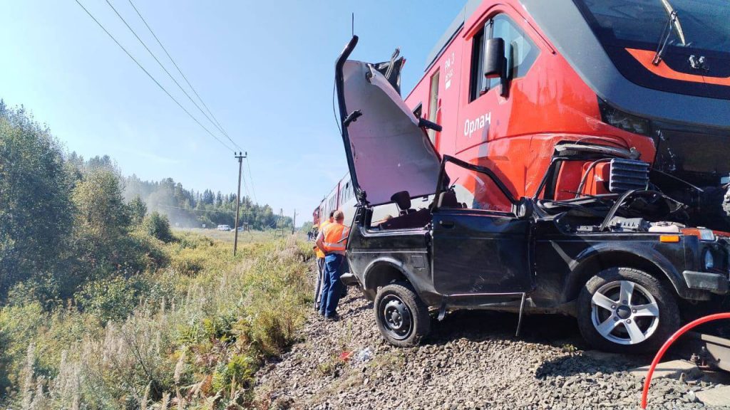 Поезд «Орлан» в Сортавалу разорвал на переезде «Ниву»