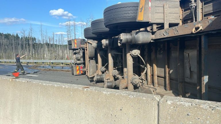 Упавший грузовик с бревнами перекрыл проезд на «Сортавале»