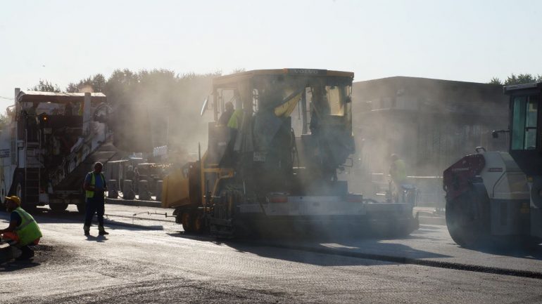 У Парка 300-летия перед Днем знаний укладывают новый асфальт