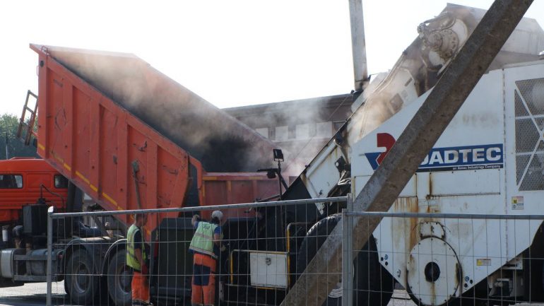 У Парка 300-летия перед Днем знаний укладывают новый асфальт