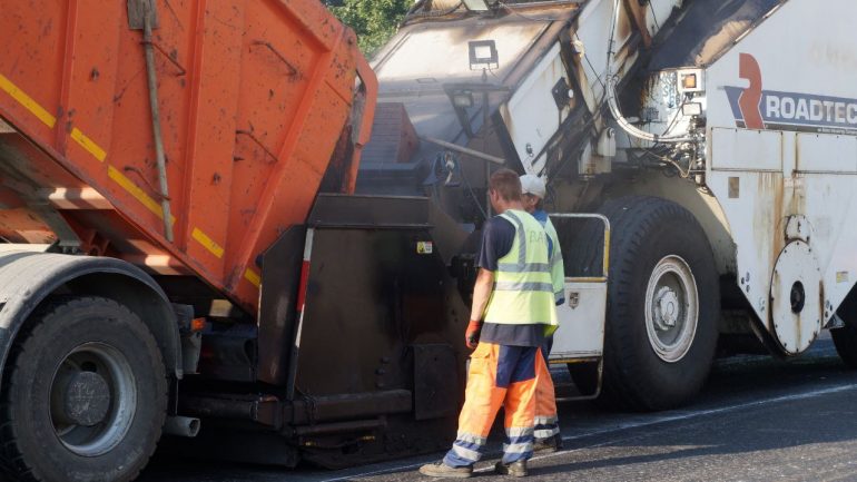 У Парка 300-летия перед Днем знаний укладывают новый асфальт