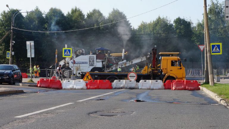 У Парка 300-летия перед Днем знаний укладывают новый асфальт