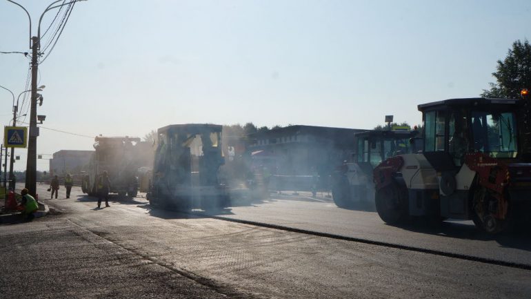 У Парка 300-летия перед Днем знаний укладывают новый асфальт