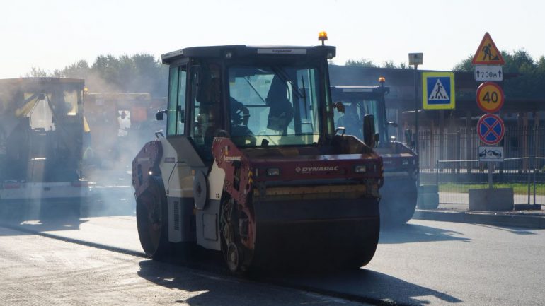 У Парка 300-летия перед Днем знаний укладывают новый асфальт