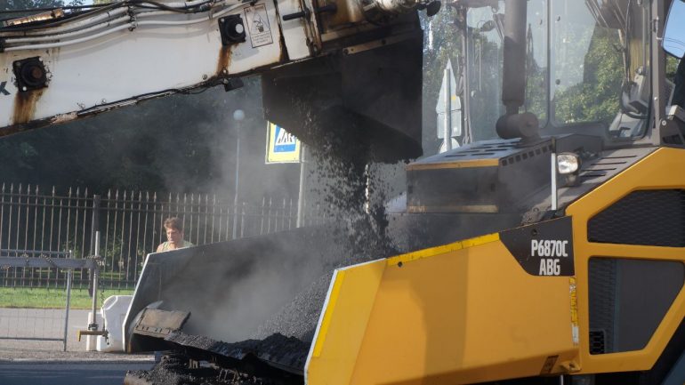 У Парка 300-летия перед Днем знаний укладывают новый асфальт