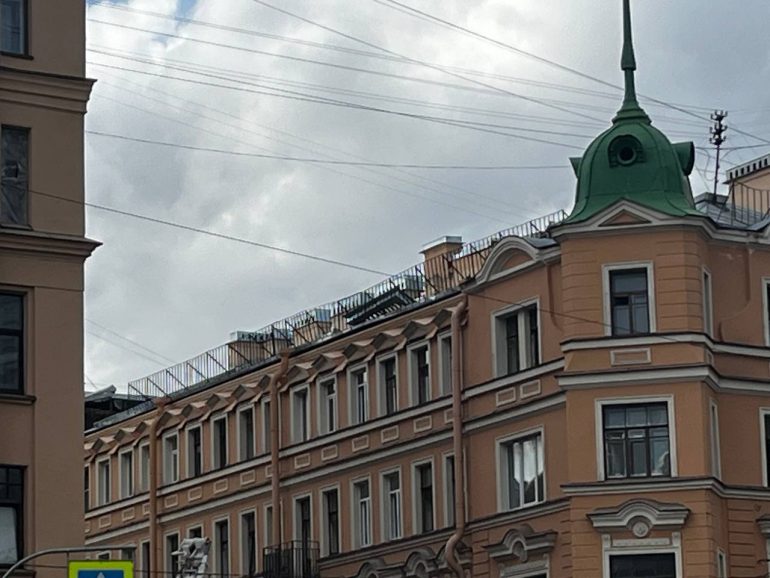 Смольный назвал ЧП на Большой Зелениной контролируемым оседанием. Что известно к этому часу