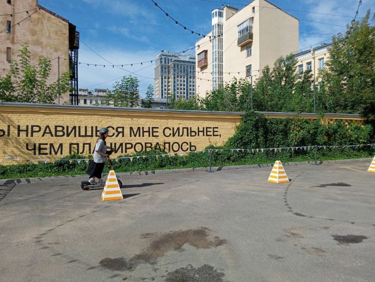 Whoosh обучает правильному и культурному вождению самокатов в Петербурге