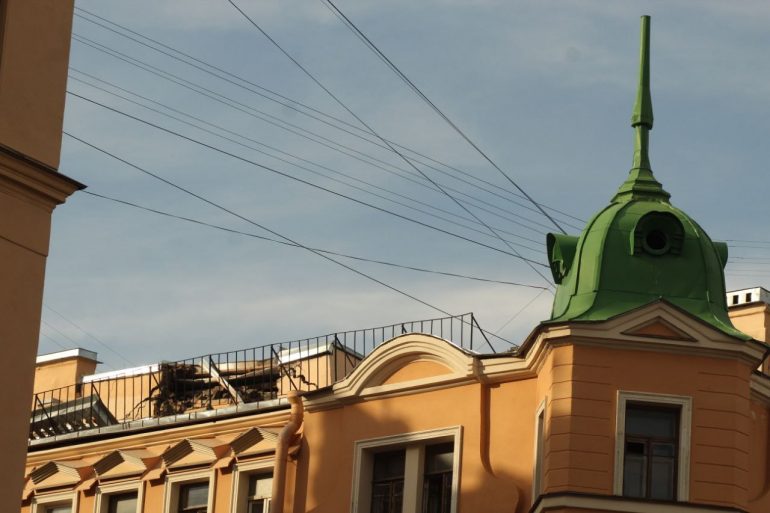 Смольный назвал ЧП на Большой Зелениной контролируемым оседанием. Что известно к этому часу