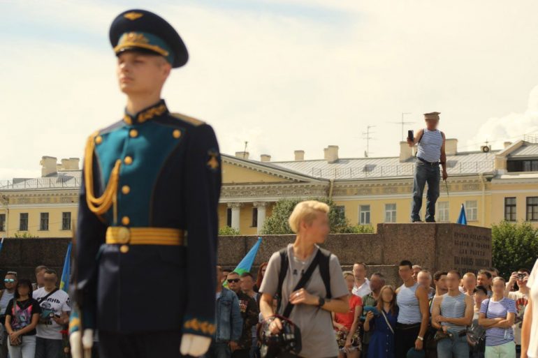 Десантники возложили цветы к Вечному огню на Марсовом поле