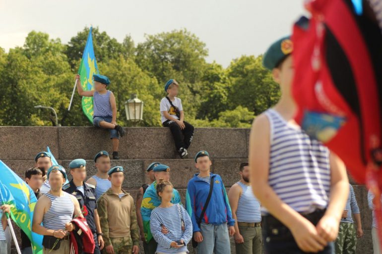 Десантники возложили цветы к Вечному огню на Марсовом поле