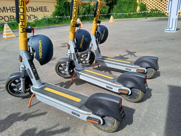 Whoosh обучает правильному и культурному вождению самокатов в Петербурге