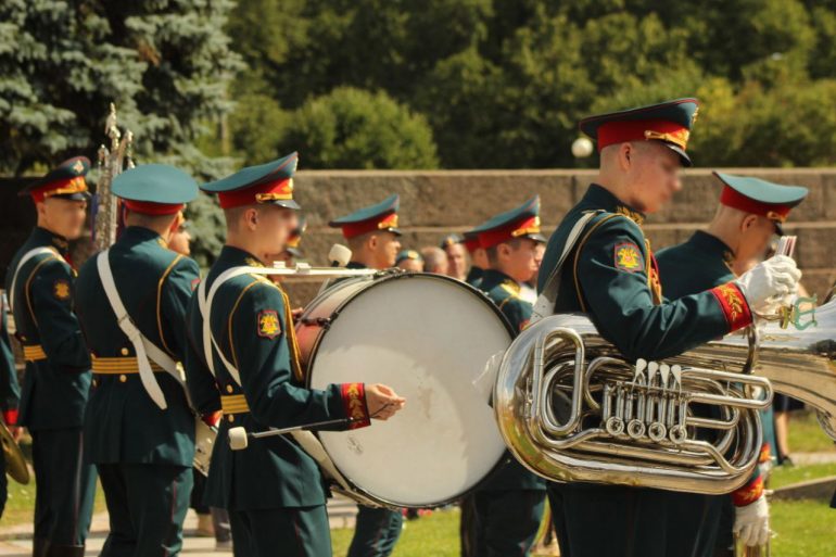 Десантники возложили цветы к Вечному огню на Марсовом поле