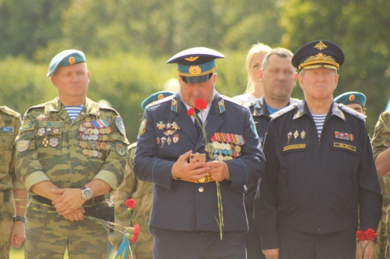 Десантники возложили цветы к Вечному огню на Марсовом поле