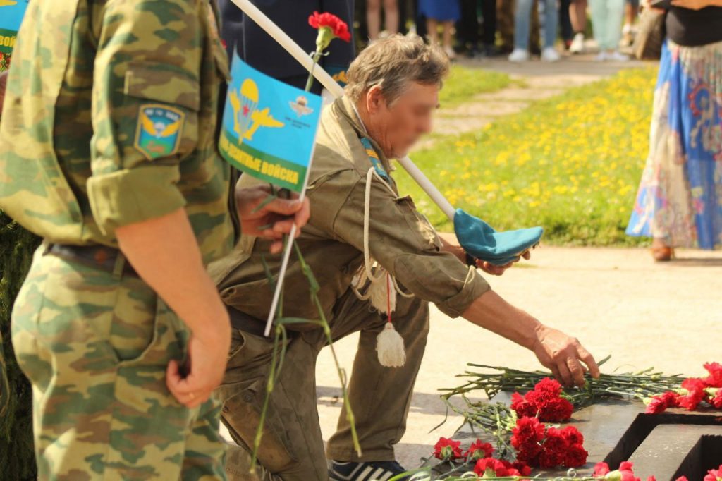 Десантники возложили цветы к Вечному огню на Марсовом поле